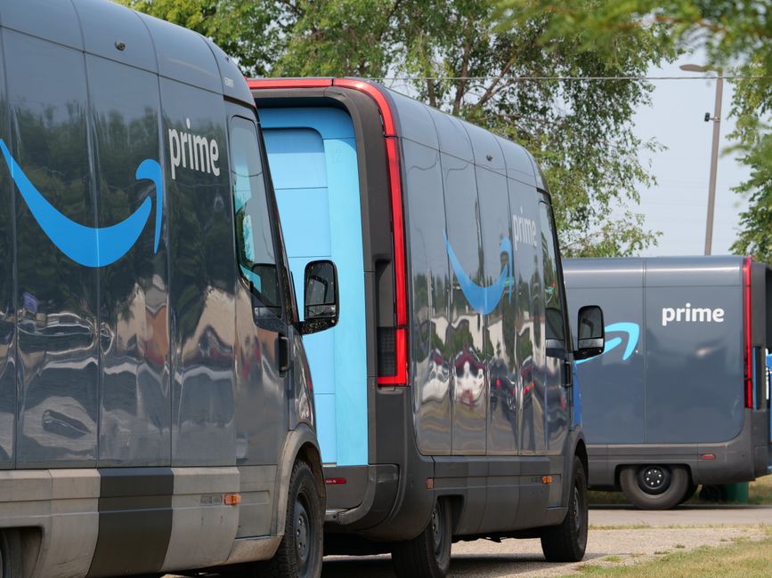Amazon aumenta gli stipendi dei lavoratori di 1 dollaro all’ora: ecco cosa significa
